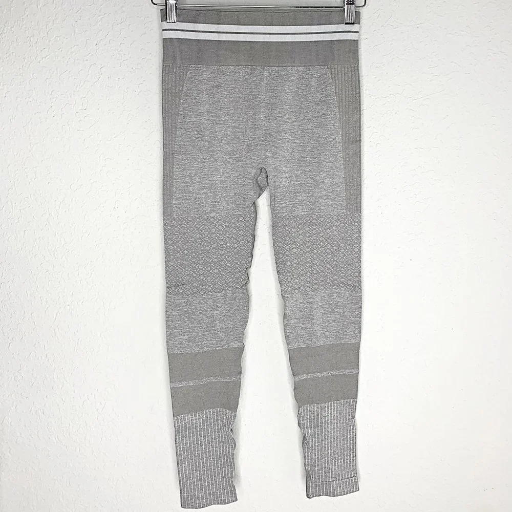 Seamless Striped High-Waist Sports Bra & Ruched Legging Set in Grey - Picture 5 of 9
